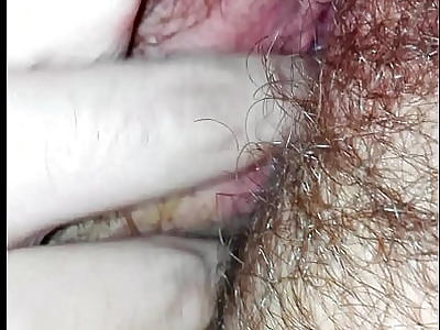 Acariciando vagina peluda